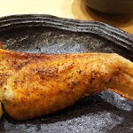 焼き鳥 ばかちん - 大手羽の唐揚げ、さらに焼いてた、、、まずいはずがない