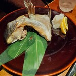 魚すこぶる 酒すこぶる どうどう - カンパチの窯焼き(780円)