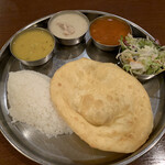 南インド料理ダクシン - 本日のカレーランチA 3種のカレーとサラダ、ライスandパドュラorナン　1,000円税込