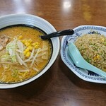 ごきげんラーメン - 味噌ラーメン＋半チャーハン(700円)