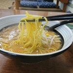 ごきげんラーメン - 中太麺をリフトしてみる(麺があばれて纏まらず)