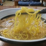ごきげんラーメン - もう一度麺リフト(やっぱり麺があばれています)