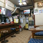 ごきげんラーメン - お客さんがはけたところで改めて店内を見てみます