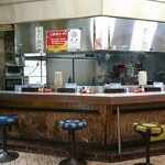 ごきげんラーメン - ナチュラルソーシャルディスタンスな椅子配置でした