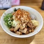 麺屋 しん蔵 - 魚介まぜそば 850円 味玉 100円
      ヤサイ少なめ 辛み