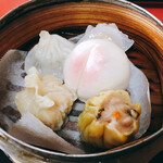 Shiitake Hanten - 1段目は、えび餃子、小籠包、シュウマイ、プチ桃まん