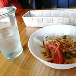 ターボラ - オレンジ水とサラダ