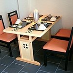 和食　笠　 - 入り口付近に4人がけのテーブル席があります