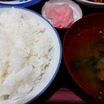 ソフイ - ランチの味噌汁、漬物、ご飯