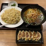台湾料理 鴻翔 - 台湾ラーメン、ニンニクチャーハン、餃子