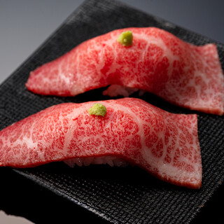 The appeal of a la carte dishes such as “Beef Toro Nigiri” and “Rice with Meat and Egg”