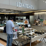 ラディッシュセブン - おじちゃんがスープをカップに注いでます。