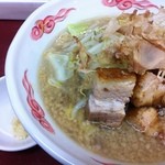 寅や - 満腹ラーメン ニンニクは別添えです。