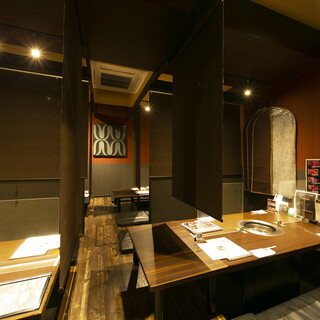 半個室・オープン席（～26名様）｜カーテンで仕切り、少人数にも対応