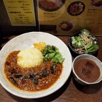 SPICY CURRY 魯珈 - ピータン高野豆腐羊肉咖喱と薬膳ジンジャーアッサムティー、ぷちサラダ