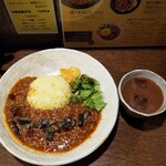 SPICY CURRY 魯珈 - ピータン高野豆腐羊肉咖喱と薬膳ジンジャーアッサムティー