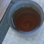 鳴門鯛焼本舗 - 店内で頂く冷たい麦茶です