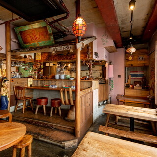 店内はタイ屋台さながらの空間。カウンター席もあり