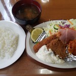 Kitsuchinhatsutori - ◆「Bランチ」
                         ・エビフライ・肉料理・魚フライ・サラダ・お味噌汁
