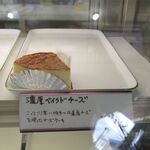 パティスリー シエム - 料理写真:ケースの濃厚ベイクドチーズ