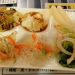 Okunoicchoumeichibanchi - 肉野菜炒め、豆腐、ピクルス、塩ナムル、春雨、サラダ