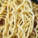 たね家 - 増田の中太麺は少しネチっとした食感。