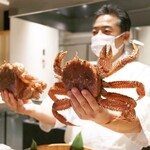銀座 結絆 - 夏の活蟹食べ比べコース（北海道産：毛ガニ/青森産：とげくり蟹）