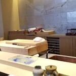 にい留 - 白木のL字カウンター10席、当然ながら満席。
      凜とした雰囲気に包まれています。