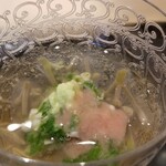 にい留 - (01)蓴菜(青森県産)、おくら
      控えめな酢で和えた蓴菜とおくら、
      蓴菜は粒が小さく上質なゼラチンが冷やされ｢ちゅるるん♪｣な食感が楽しめます。
      初夏の暑さを和らげてくれます。