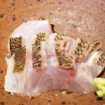 にい留 - (02)炙り伊佐木(愛知県産、600g)
      産卵期は初夏～初秋、旬は初夏～初秋、旬には皮下に脂がのります。
      身は淡白で水分が多く脱水処理と寝かせが不可欠な難しい魚。