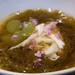 にい留 - (05)新もずく(岩もずく、秋田県産)、茹で渡り蟹(愛知県産)の解し身、キングデアウェア
      針の様なもずくがバリうま！
      酢の酸み、渡り蟹の旨み、葡萄の甘み、全て薄味で繊細な味わいの坩堝！