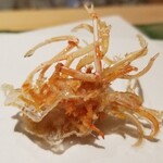 にい留 - (06)車海老の頭1
      産卵期は初夏～初秋、旬は初夏～初秋。
      非常に美しく揚げられた車海老の脚。
      脚がパリッとして芳ばしく得も言われぬ美味しさ。
      にい留さんに戻ってきた喜びを感じます。