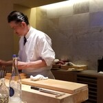 にい留 - 新留大将の真剣な眼差し。
      劇画的な仕事人の気配を感じます。