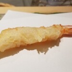 にい留 - (07)車海老(1本目)
      先ずは1本目、焔が立つが如く躍動感のある衣、何も付けずそのままで。
      舌に乗せると衣が雪のように溶けます！
      車海老はレアな仕上がりで甘さが鮮烈！