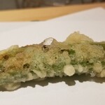 にい留 - (10)スナップエンドウ(岐阜県下呂産)
      スナップエンドウから出た糖分が焦げてから衣に付着し、衣の表面が一部茶色になっています。
      シャキっとした食感&そしてあま~い♪