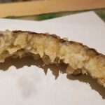 にい留 - (13)子持ち蝦蛄(産地聞き忘れ)
      産卵期は初夏～夏、旬は包卵する初夏～夏
      蝦蛄は繊細で温度変化に弱く直ぐに弱るので、扱いが非常に難しい
      卵の濃厚な甘さと身の濃い目の味わいが混ざって悶絶