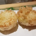 にい留 - (14)ペコロスの芯(愛知県知多産)
      直径3cm程の極小玉葱、少し芯を残したアルデンテな揚げ加減が素晴らしい！
      アツアツでハフハフしながら、ウブな甘さを楽しみます♪