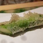 にい留 - (18)アスパラガス(軸)(山形県産)
      軸になるとほのかに青い香りを纏い、水分が増し瑞々しくなります。
      そして甘みがハッキリと強くなります。