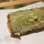 にい留 - (19)アスパラガス(根元)(山形県産)
      根元側は甘露な水分が滴るほどで、別次元の甘さを体感出来ます
      いつ頂いてもにい留さんのアスパラガスは刮目する美味しさです！