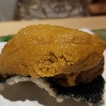 にい留 - (20)海苔、北紫雲丹(産地聞き忘れ)
      北紫雲丹の産卵期は秋、旬は春～夏
      海苔をパリッと揚げて北紫雲丹をどっさり
      先ずは北紫雲丹、上質な甘みが拡がります
      そして、おもむろに海苔天と大盛り雲丹をひと口で