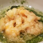 にい留 - (22)天茶
      小柱とよし海老かき揚げの天茶漬け。
      旨みがぎゅっと濃縮されたかき揚げ。
      あおさが入ると爽やかな味わいに。
      お茶漬けになるとサラサラと胃袋に収納されてしまうのが不思議。(笑)
