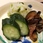 にい留 - (23)お漬け物
      このお漬け物がまたサッパリとして美味しい！
      天風良の締め括りの天茶における名脇役
      これにも随分と拘りがあるのだろうなぁ。