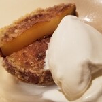 にい留 - (24)薩摩芋(シルクスイート)と濃縮ミルクのジェラート
      約4時間じっくりと繰り返し揚げたシルクスイートはホクホクで甘みの極み！
      逆に濃厚ミルクジェラートは和三盆で控えめな甘さに仕上げてあります。