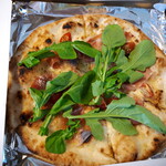 Pizzeria&Osteria AGRUME - ルッコラを乗せて完成