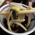 Teuchi Sobadokoro Kai - 山葵を少し蕎麦に乗せ蕎麦出汁に蕎麦を少しつけて食べると蕎麦の風味が口の中に広がりますよ