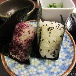 手打ちそば処甲斐 - おにぎりは棚田米を使ったおにぎりが２個、紫蘇とゴマ塩です。