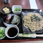 Teuchi Sobadokoro Kai - お店に置いてある新聞呼んでたらざる蕎麦ランチ８５０円がテーブルに運ばれてきました