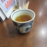 手打ちそば処甲斐 - 注文が終わるとお茶を飲んで一休み、料理が来るのをワクワクして待ちました。