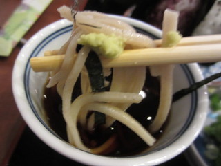 Teuchi Sobadokoro Kai - 山葵を少し蕎麦に乗せ蕎麦出汁に蕎麦を少しつけて食べると蕎麦の風味が口の中に広がりますよ