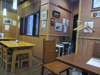 Teuchi Sobadokoro Kai - 一人でしたが１１時半頃でまだ混みだす１２時までは時間があったのでカウンターでは無くテーブル席で食事をいただきました